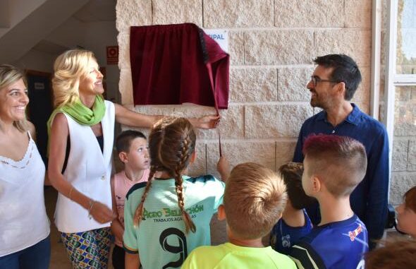 La-delegada-de-la-Junta-inaugura-la-renovacion-integral-del-Polideportivo-Municipal-de-Valverde-de-Jucar
