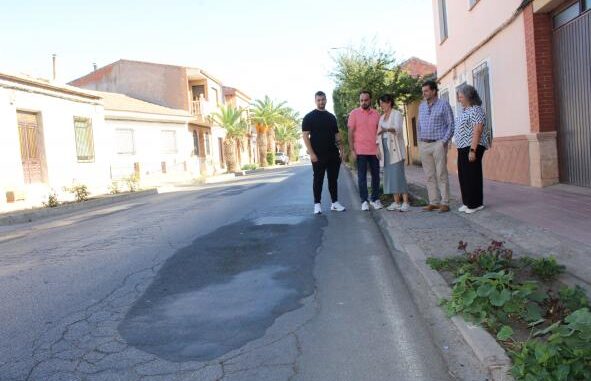 El-Gobierno-de-Garcia-Page-confirma-al-alcalde-de-Fuente-el-Fresno-la-inminente-renovacion-del-firme-en-la-travesia-de-la-CM-4120