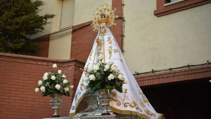 La-Hermandad-Mayordomia-celebra-una-emotiva-visita-a-la-Residencia-Ntra.-Sra.-del-Rosario