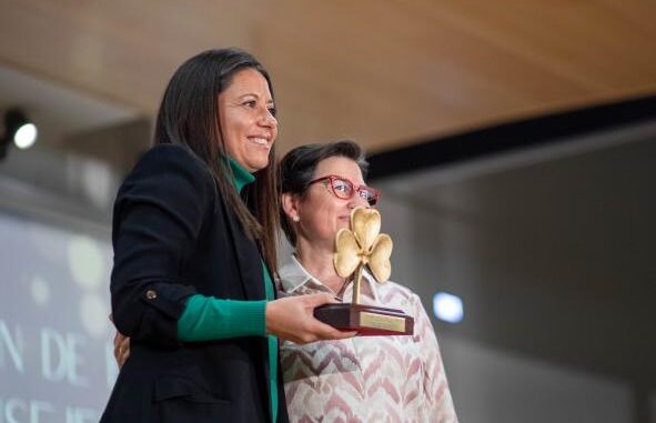 El-Gobierno-de-Castilla-La-Mancha-recibe-la-Mencion-de-Honor-de-APANAS-en-el-acto-que-conmemora-los-60-anos-de-la-entidad