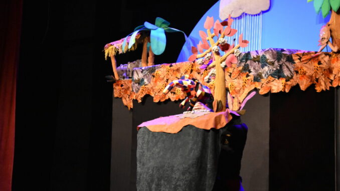 Gran-acogida-del-teatro-infantil-Elmer-el-elefante-de-colores-en-Quintanar-de-la-Orden
