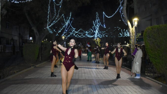 Papa-Noel-llena-de-ilusion-las-calles-de-Quintanar-de-la-Orden-con-su-tradicional-desfile-navideno