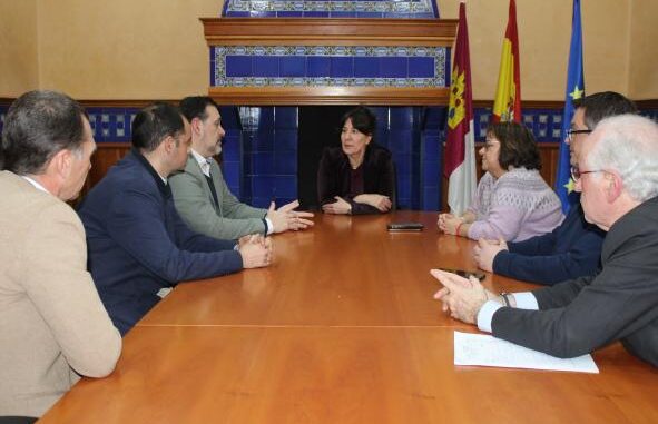 Blanca-Fernandez-traslada-a-la-Hermandad-de-Pandorgos-el-apoyo-del-Gobierno-de-Castilla-La-Mancha-como-garantes-de-las-tradiciones