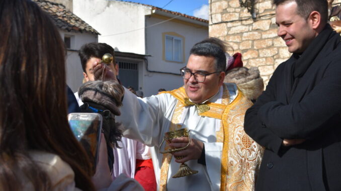 Quintanar-de-la-Orden-celebra-San-Anton-con-gran-participacion-a-pesar-de-la-meteorologia