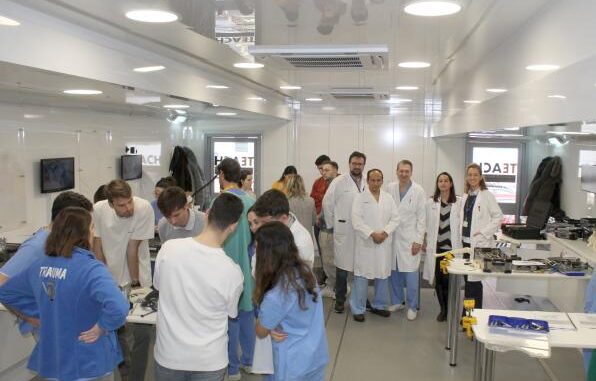 Un-camion-taller-facilita-a-facultativos-y-estudiantes-de-Medicina-practicar-con-los-ultimos-avances-en-fijaciones-de-Traumatologia-y-Ortopedia