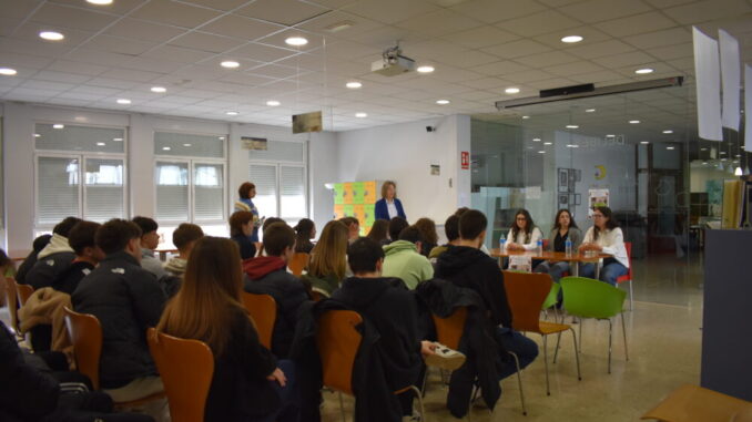 Estudiantes-universitarias-orientan-a-jovenes-de-Bachillerato-en-Quintanar-de-la-Orden-en-la-jornada-DAPA