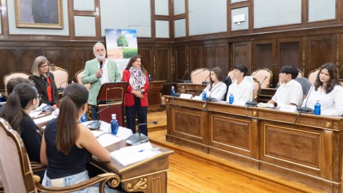 Alumnado-de-los-IES-Alejo-Vera-y-Liceo-Caracense-ganan-la-fase-provincial-de-la-primera-Liga-regional-de-Debate-Escolar