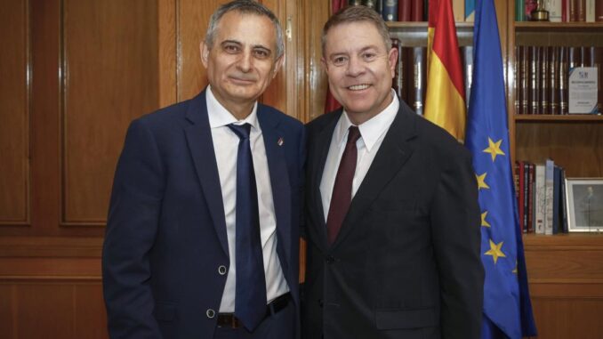 Garcia-Page-saluda-al-ujier-mayor-de-las-Cortes-regionales-en-su-ultimo-Pleno-antes-de-jubilarse