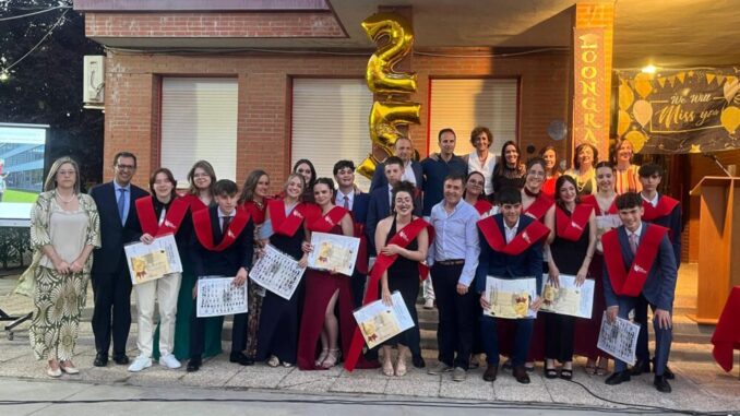 Emotiva-graduacion-de-los-alumnos-de-2o-de-Bachillerato-del-IES-Alonso-Quijano-en-Quintanar-de-la-Orden