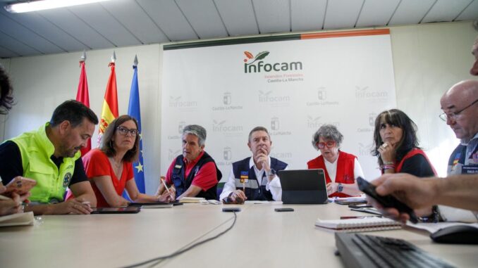 Castilla-La-Mancha-refuerza-el-operativo-y-las-medidas-de-seguridad-ante-el-avance-del-incendio-de-La-Mierla-que-amenaza-el-nucleo-del-Parque-Natural-de-la-Sierra-Norte-de-Guadalajara