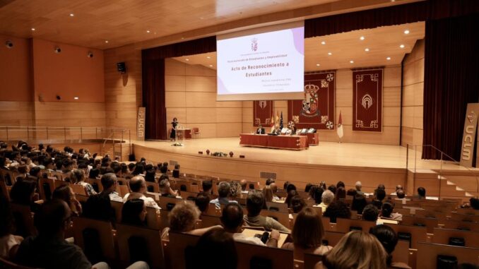 El-Gobierno-regional-destaca-que-los-300-alumnos-que-se-podran-beneficiar-de-la-segunda-matricula-gratuita-tendran-un-ahorro-anual-de-alrededor-de-2.000-euros