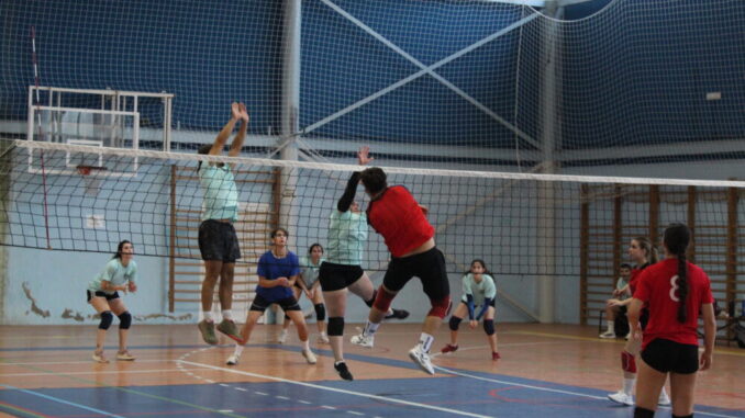 El-voleibol-reune-a-aficionados-en-su-II-Torneo-en-Quintanar