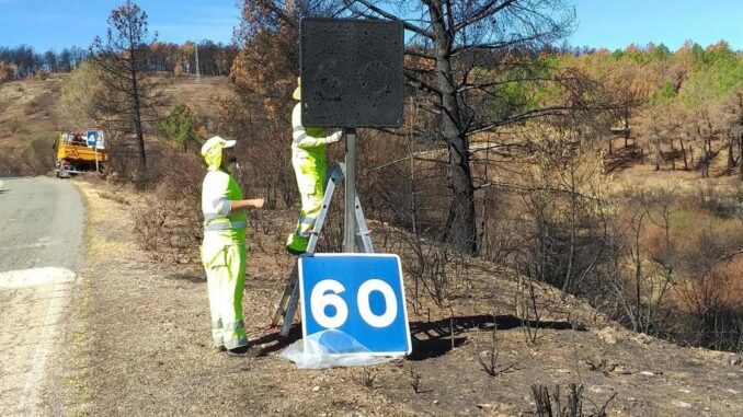 El-Gobierno-regional-renueva-la-senalizacion-vertical-de-las-carreteras-afectadas-por-el-incendio-de-La-Mierla