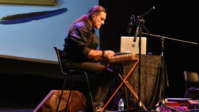 Renzo-Ruggiero-ofrece-un-concierto-dinamico-y-didactico-para-clausurar-la-VII-edicion-del-Manchafolk