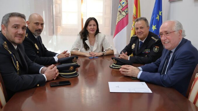 Blanca-Fernandez-agradece-a-Jose-Alberto-Camacho-sus-anos-de-servicio-al-frente-de-la-Policia-Nacional-en-Ciudad-Real-y-le-felicita-por-la-nueva-responsabilidad