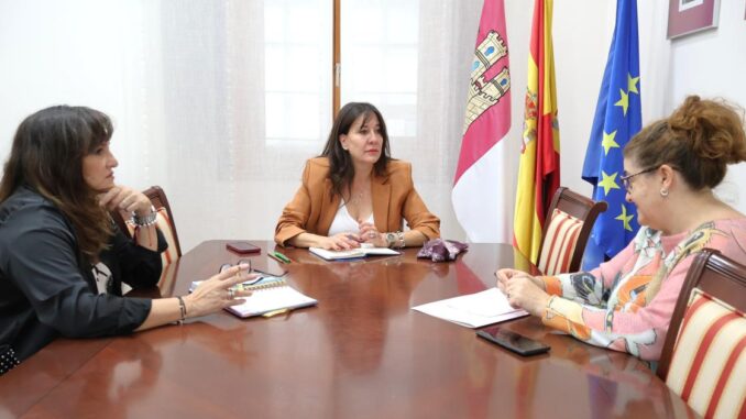 Blanca-Fernandez-analiza-con-AMUMA-formulas-de-colaboracion-para-que-puedan-seguir-realizando-una-labor-imprescindible-en-el-ambito-sociosanitario