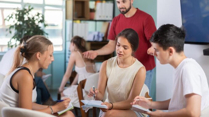 El-Gobierno-regional-convoca-la-II-Liga-Regional-de-Debate-Escolar-tras-reunir-en-su-primera-edicion-a-350-alumnos-de-32-centros-educativos