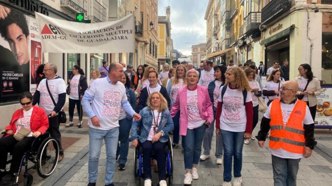 La-delegada-de-la-Junta-acompana-a-ADEMGU-en-su-V-Marcha-para-dar-visibilidad-a-las-personas-con-esclerosis-multiple