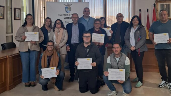 Ocho-personas-se-forman-en-Ontur-en-un-Taller-Plus-especializado-en-pintura-decorativa-impulsado-por-el-Gobierno-de-Castilla-La-Mancha